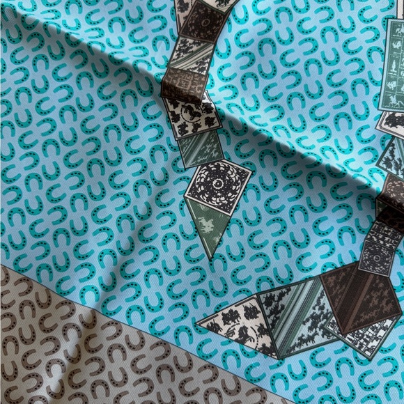 Hermès Silk Scarf with Equestrian Horse Shoe Print 90cm with Box! - Picture 7 of 8